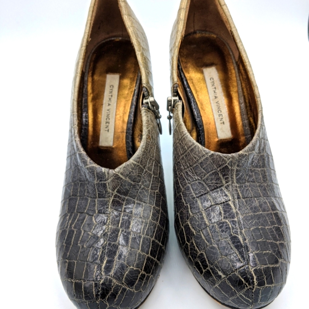 Cynthia Vincent Ombre Croc booty heels size 8 1/2